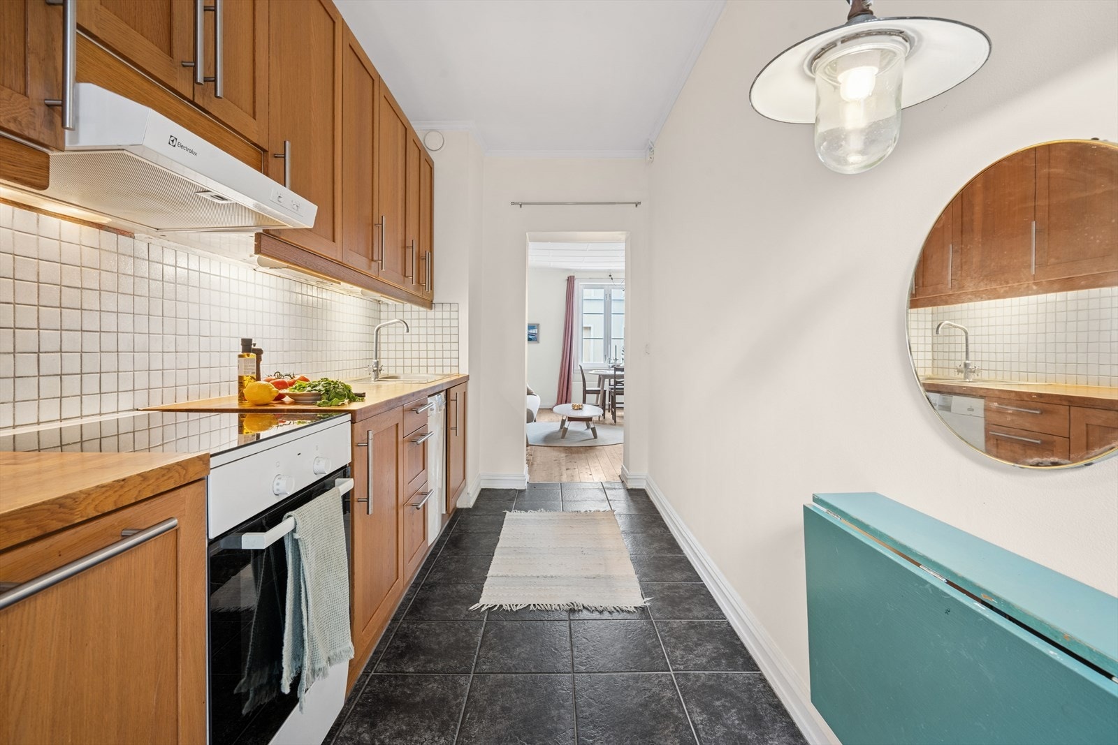 Kjøkkenet ligger separat med tilknytning til stuen. Innredningen med profilerte fronter i eik/eikefinér og benkeplate i heltre eik, som gir et tidløst og naturlig uttrykk Galleribilde