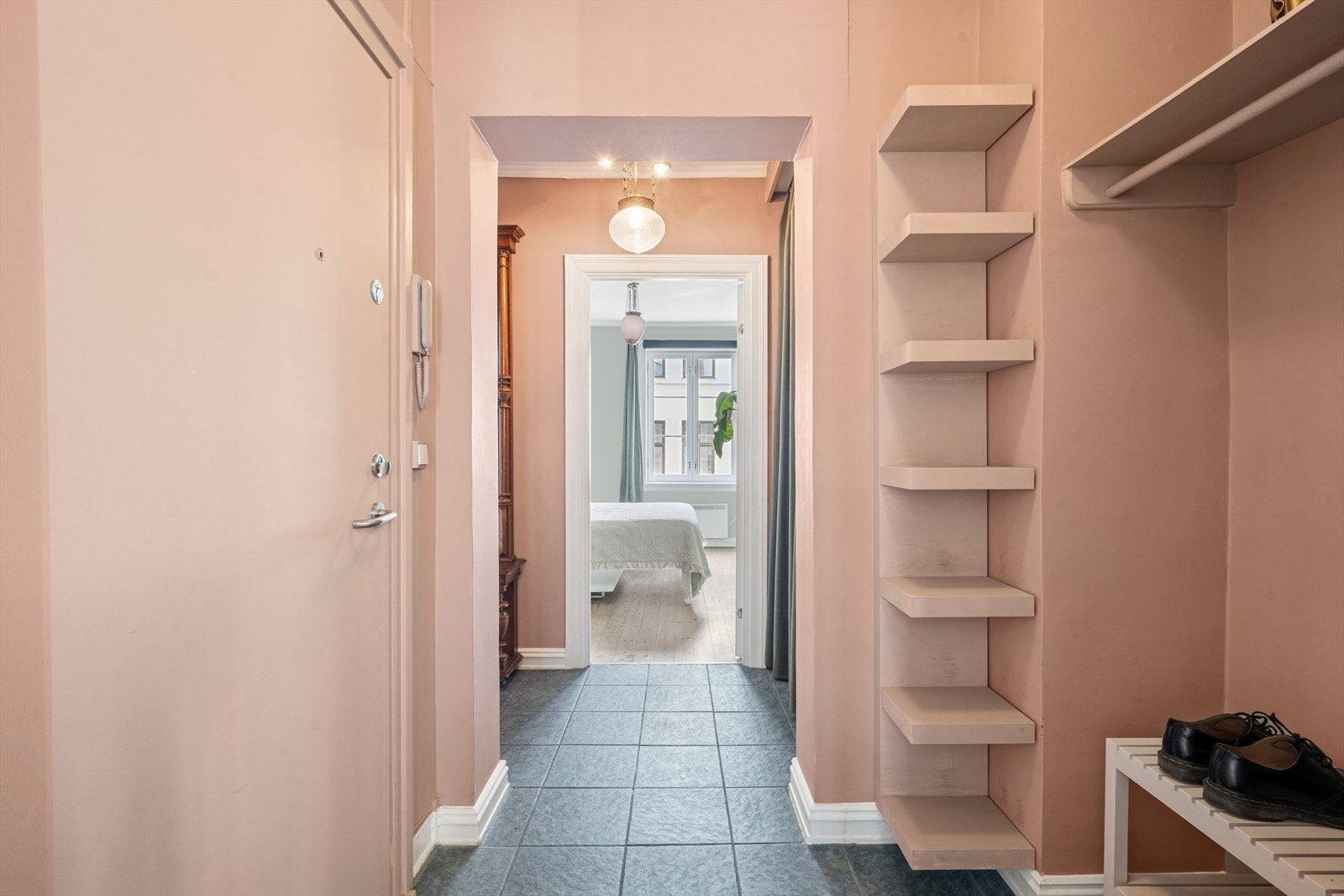 Velkommen inn i en innbydende og romslig entré som gir et godt førsteinntrykk. Galleribilde