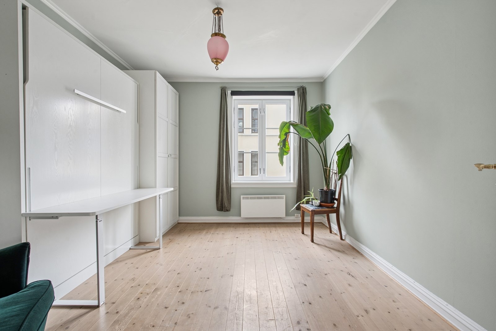 Skapseng (medfølger) som enkelt kan slås inn og bli til en arbeidspult - en smart løsning som gir fleksibilitet og utnytter plassen godt. Galleribilde