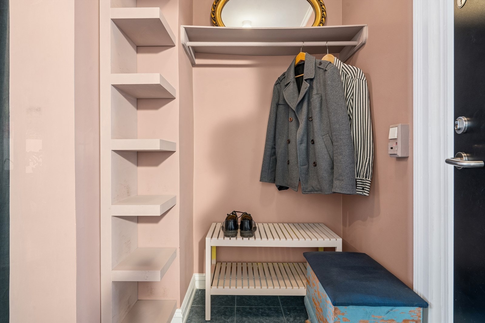 Her finner du en funksjonell garderobeløsning med rikelig plass til oppbevaring av yttertøy og sko, noe som bidrar til en ryddig og organisert hverdag. Galleribilde