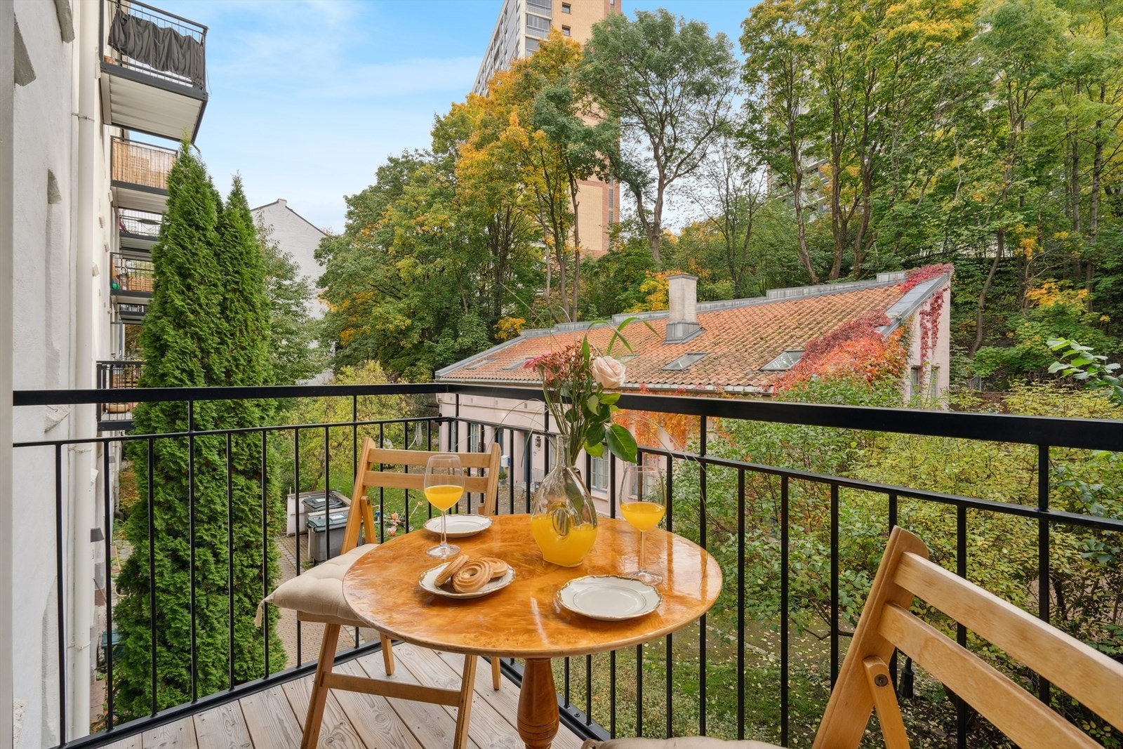 På balkongen kan solen nytes om formiddag til tidlig ettermiddag i sommerhalvåret Galleribilde