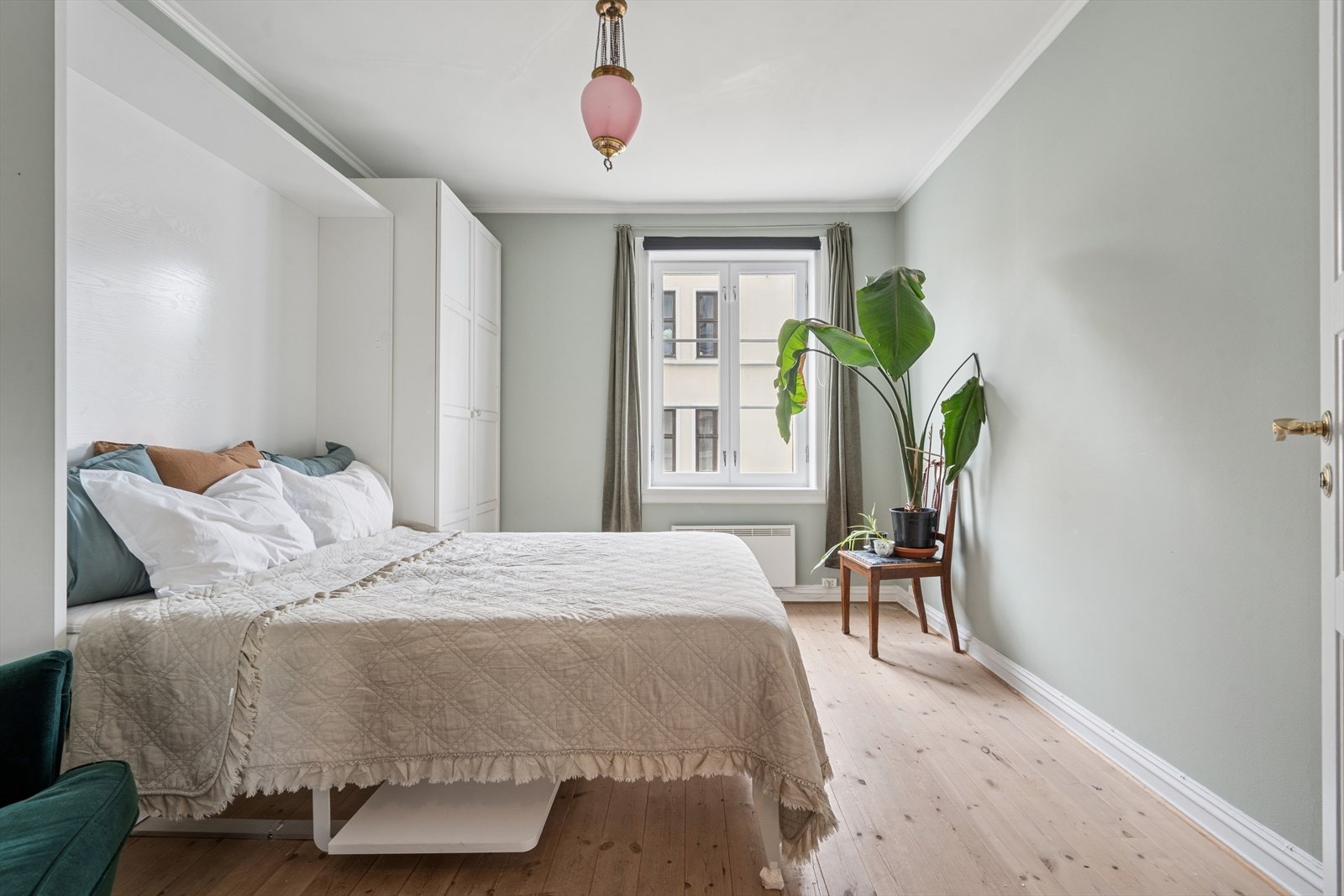 Soverommet har en fin størrelse og flotte furugulv som gir en varm og naturlig atmosfære. Rommet er innredet med garderobeskap og en praktisk skapseng. Galleribilde