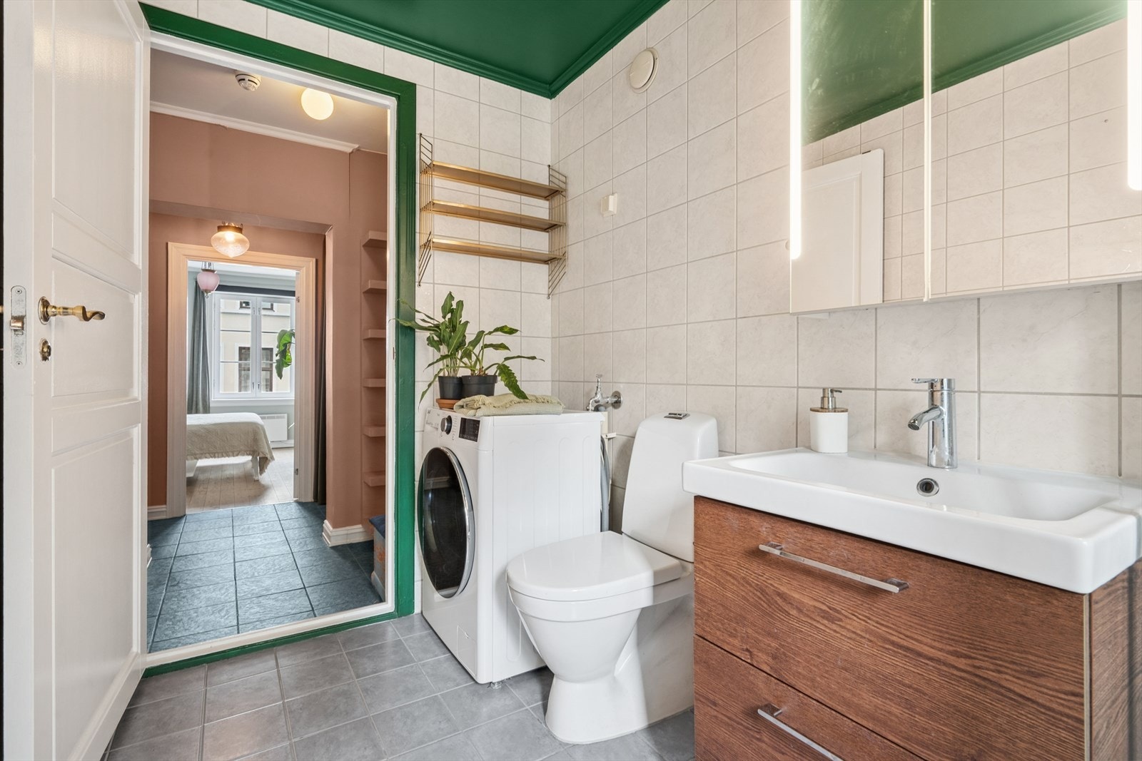 Det er gulvmontert toalett fra 2020 og opplegg for vaskemaskin/ tørketrommel. Galleribilde