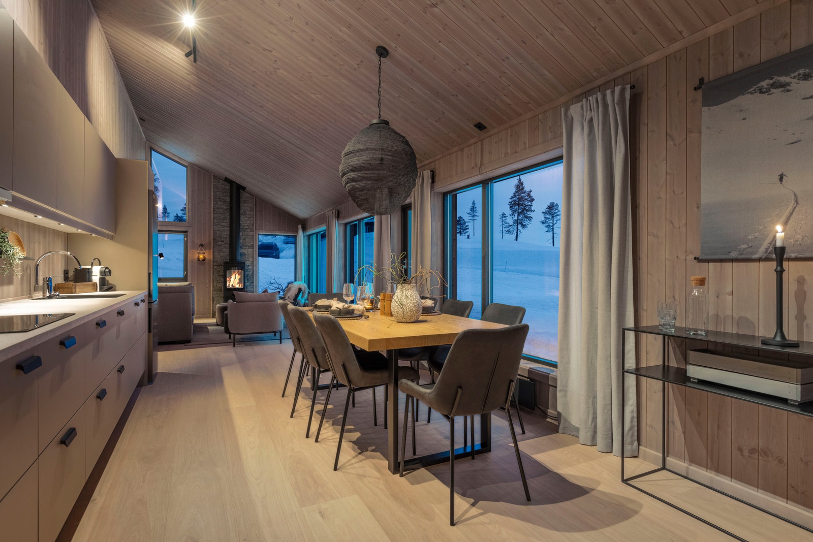 Tak og vegger beiset i av Tinde sin std. farger, Tindegrå. Interiørbilde fra vår visningshytte på Turufjell. Galleribilde