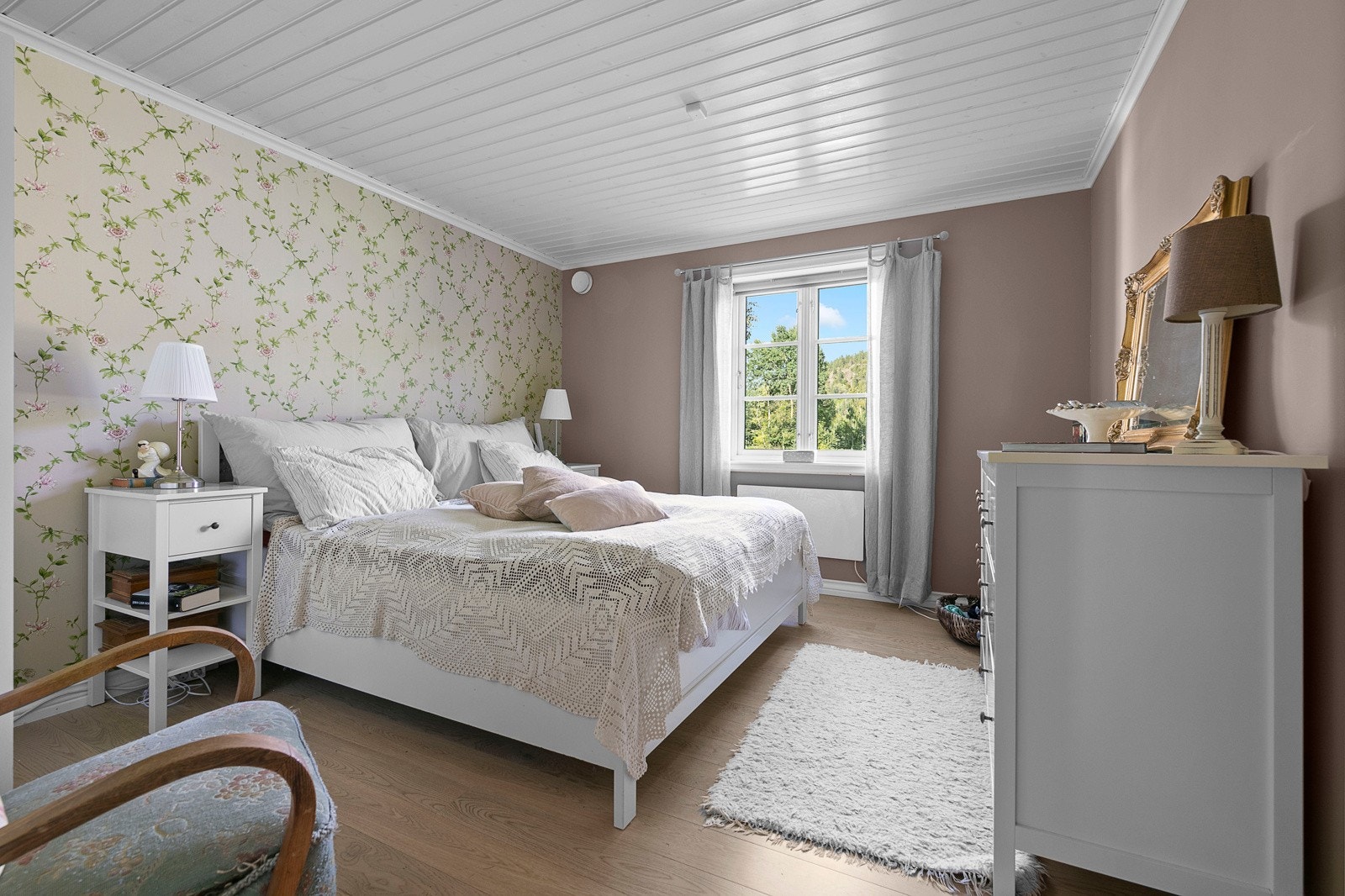 Boligen inneholder totalt 5 soverom, hvorav 3 i 1. etasje inkl. hovedsoverommet. Galleribilde