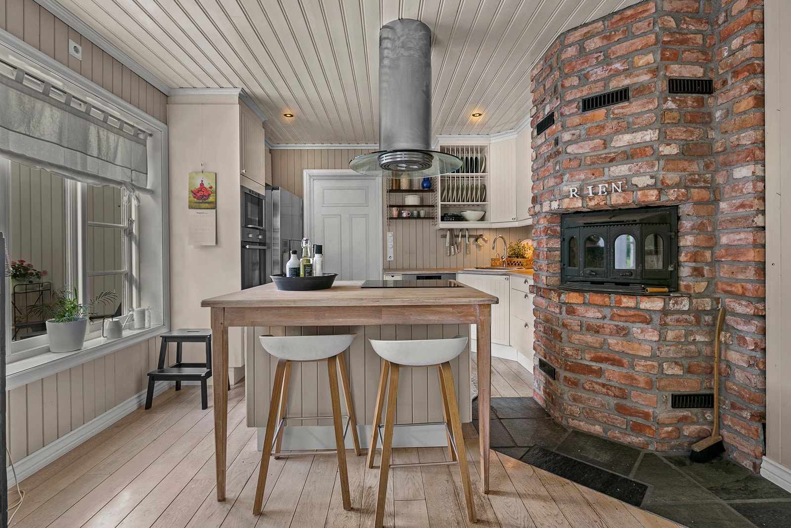 Praktisk kjøkkenøy som inviterer flere kokker til matlagingen. Galleribilde