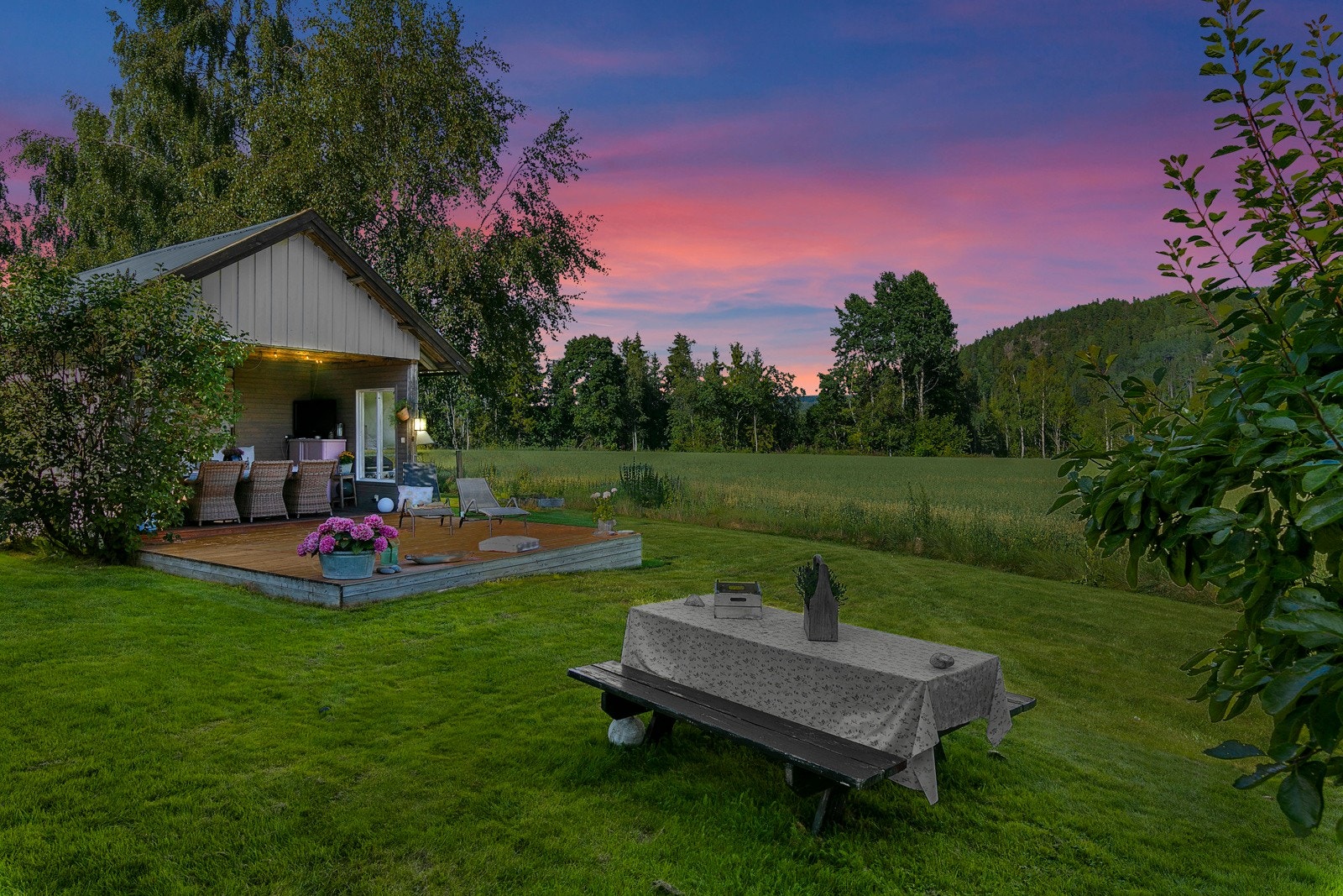 Eiendommen har flere fine utesoner - her er terrassen til bryggerhuset. Galleribilde