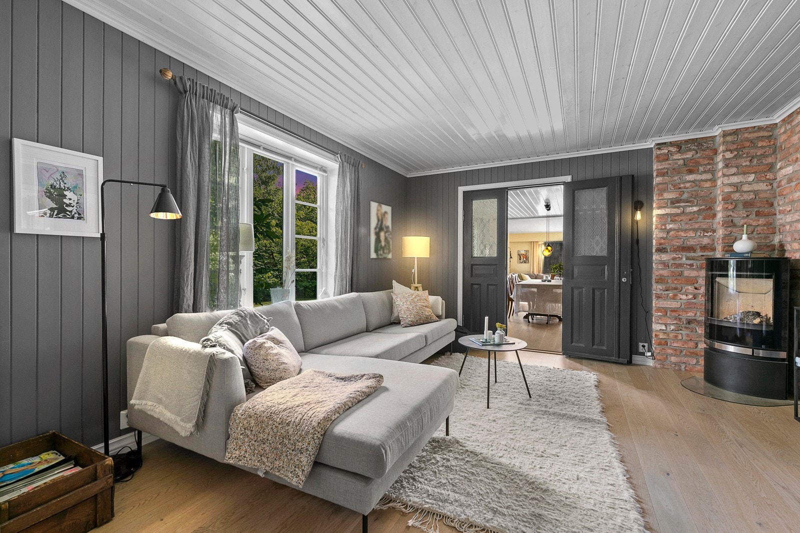 Teglsteinpipa bidrar til den rustikke karakteren til eiendommen. Galleribilde