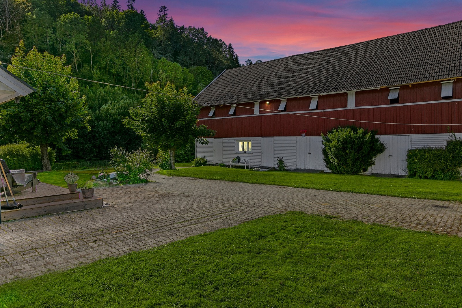 Stor driftsbygning på ca. 320 kvm med mange muligheter. Galleribilde