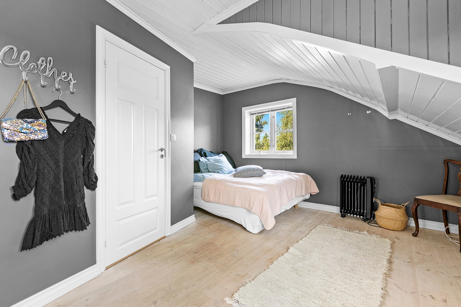 Ett av soverommene i 2. etasje har svært god størrelse, og passer godt for ungdommen. Galleribilde