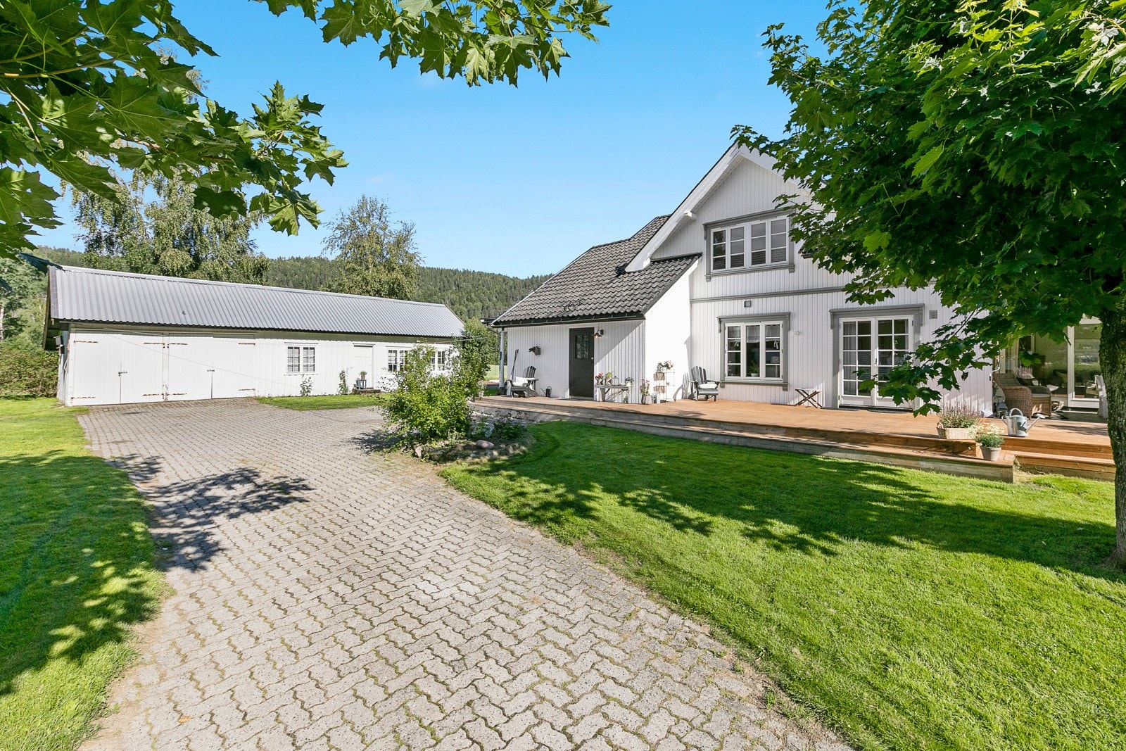 Her bor du i kort avstand til Hvarnes skole (1-7 kl.). Ellers ligger Kvelde sentrum ca. 10 unna med bla. dagligvare og bensinstasjon. Galleribilde