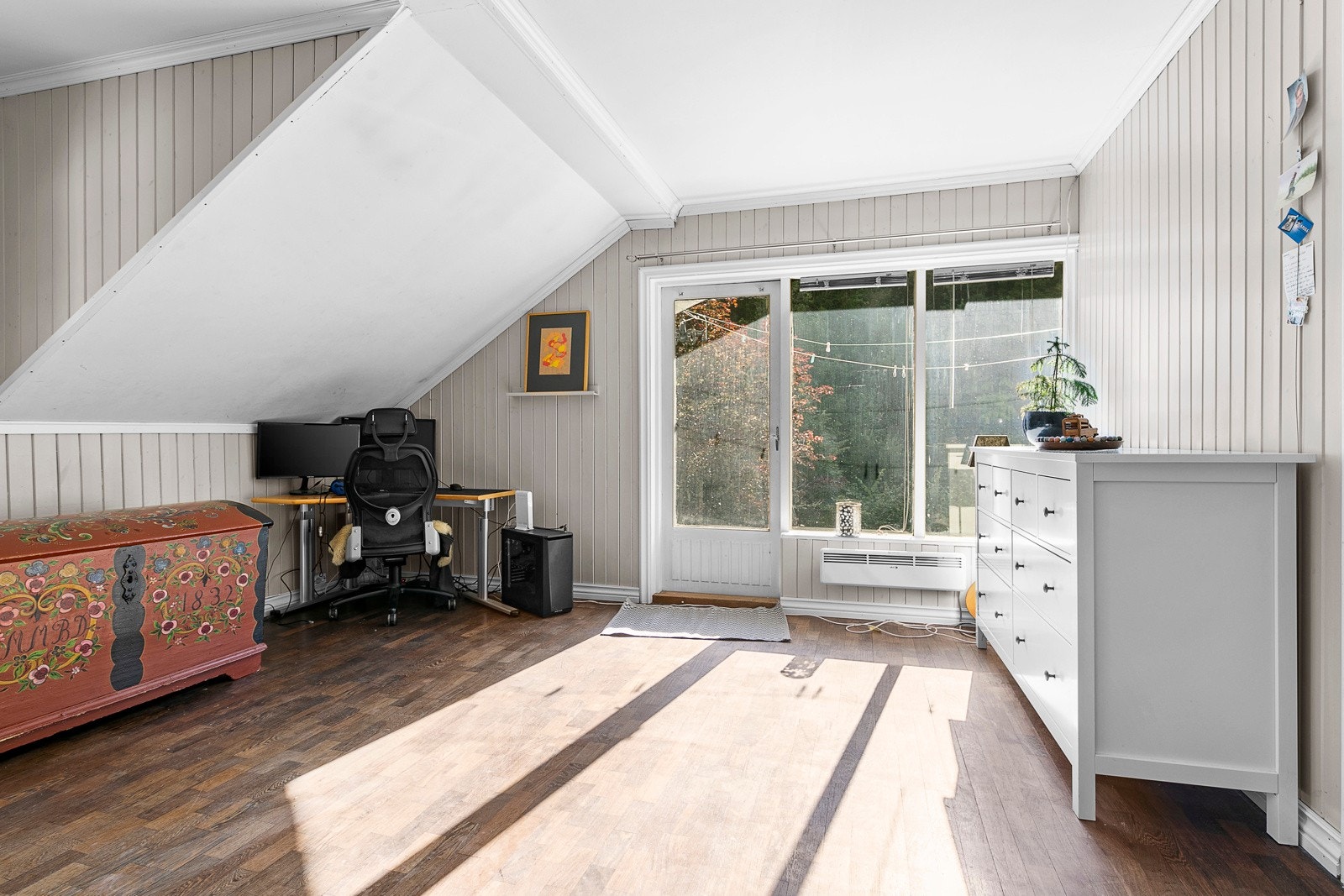 Ellers finner du stue, 2 soverom og ett disponibelt rom i 2. etasje. Galleribilde