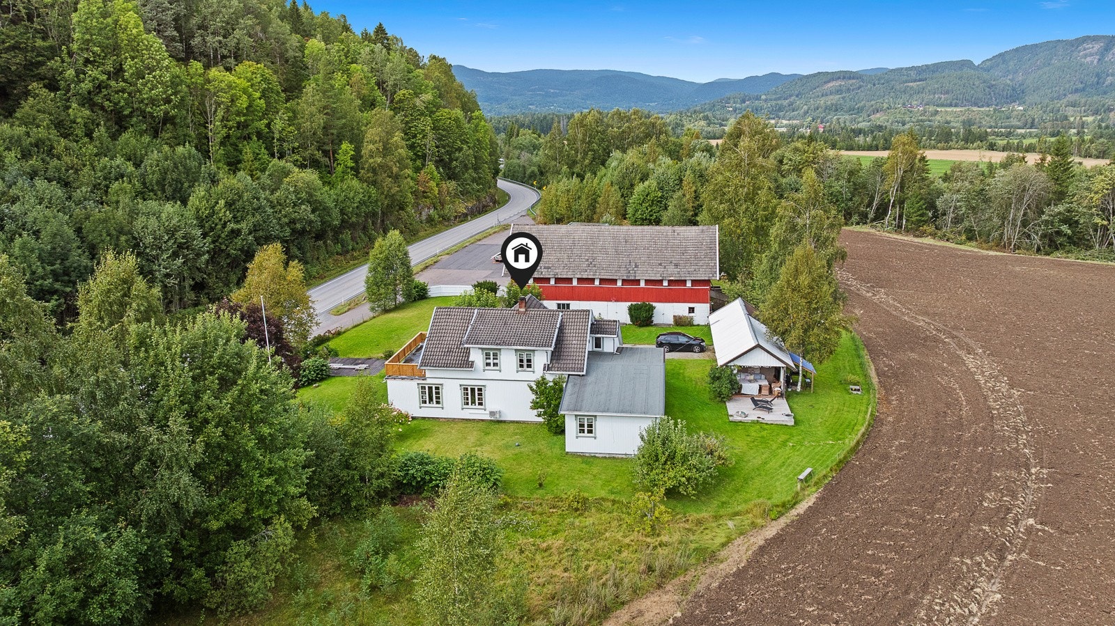 Idyllisk småbruk på 60 daa tomt beliggende på Rien i Hvarnes. Galleribilde