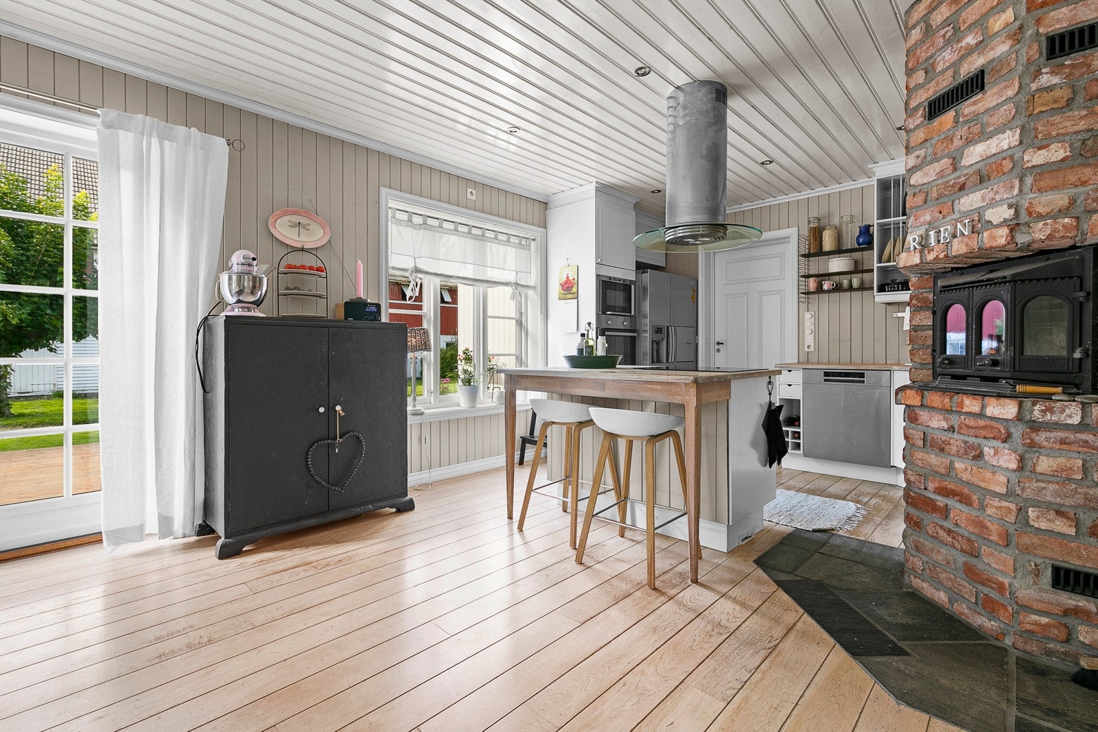 Teglsteinspipa er også synlig på kjøkkenet med egen innsats. Galleribilde