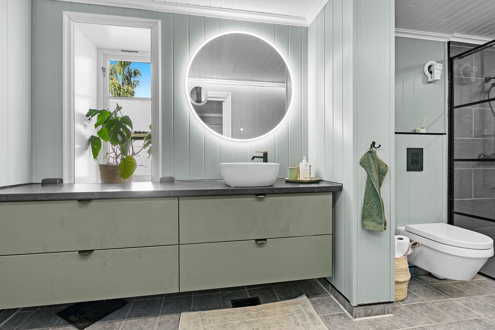 Delikat og moderne bad som ble renovert i 2021. Galleribilde