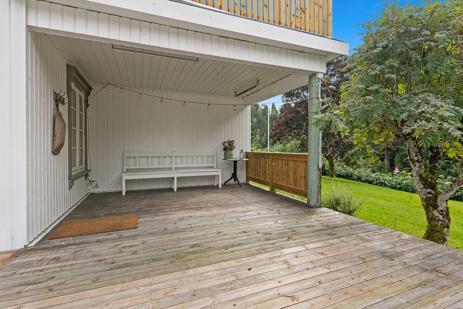 Takoverbygget gir lenger brukstid av uteplassen - ypperlig på de varme, regnfulle sommerdagene. Galleribilde