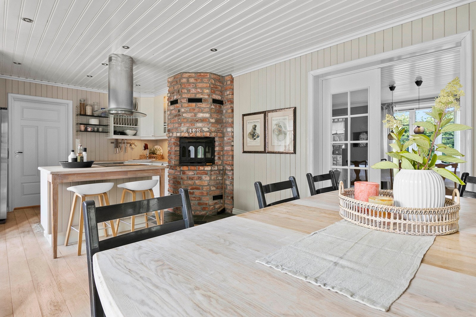 Her kan du fyre opp i peisen på kalde høstmorgener og nyte en lenger frokost. Galleribilde