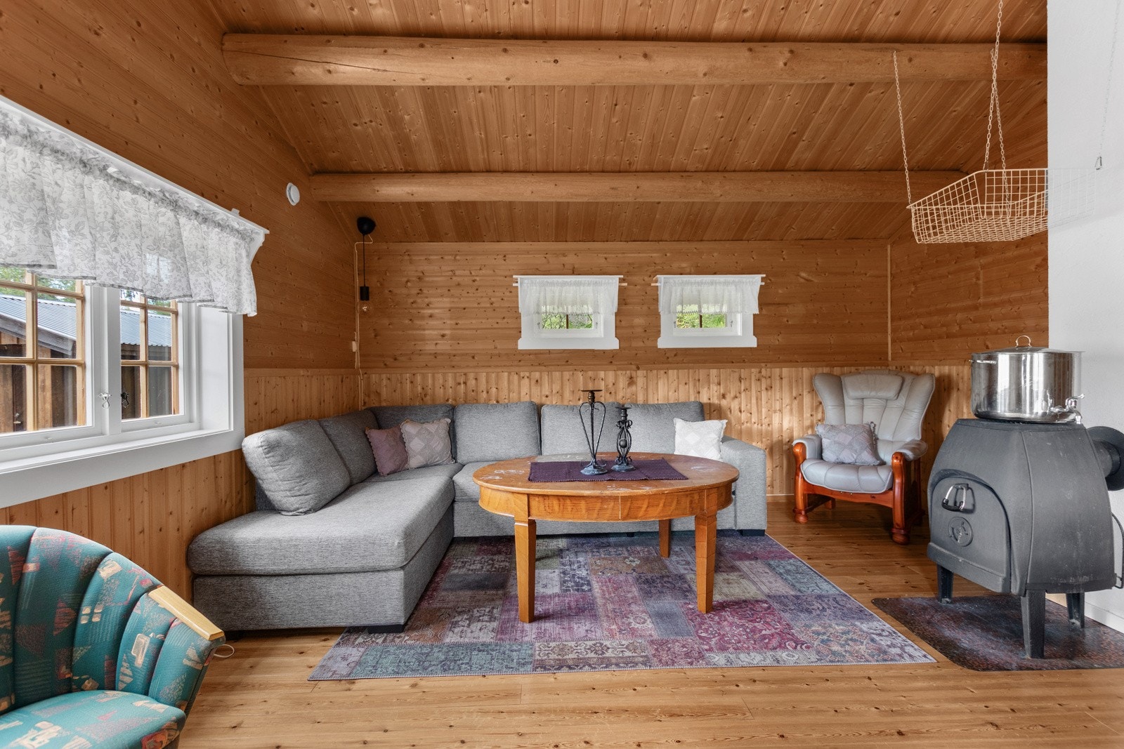 Hytta inneholder: Vindfang, toalettrom, kjøkken, stue og 2 soverom. I forbindelse med hytta finnes et anneks som inneholder dusjrom, soverom, bod med egen inngang. U Galleribilde