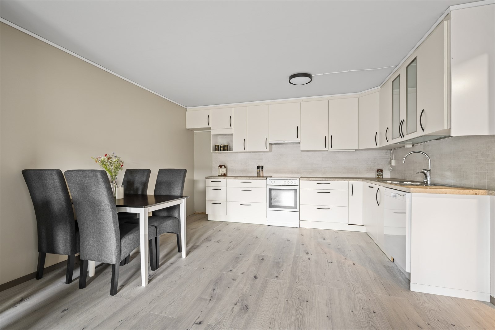 Kjøkken med spiseplass. Flott kjøkkeninnredning hvor det er masse skap- og benkplass! Galleribilde