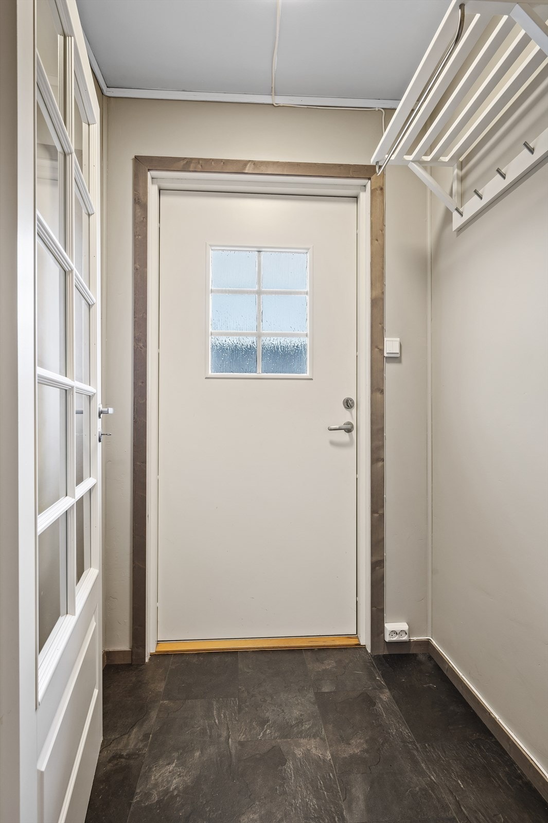 Velkommen inn! Praktisk vindfang med mulighet for oppheng av yttertøyet. Galleribilde