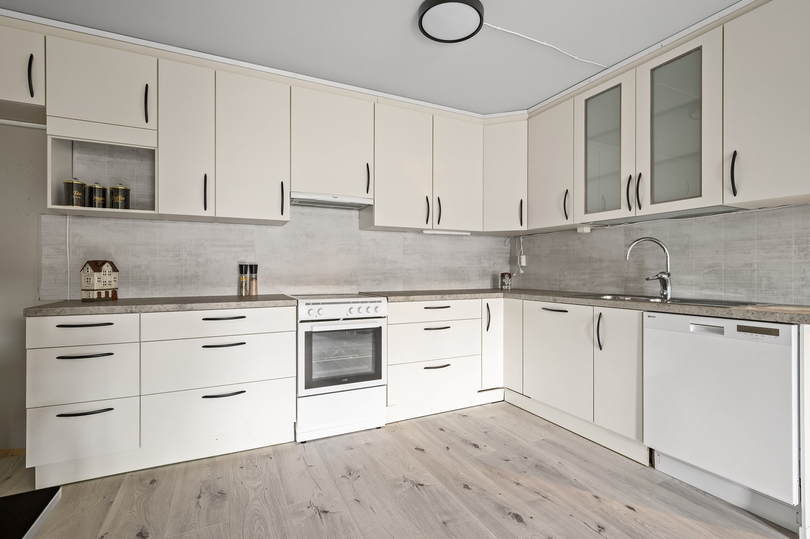 Kjøkken. Oppvaskmaskin og komfyr med keramisk topp medfølger. Galleribilde