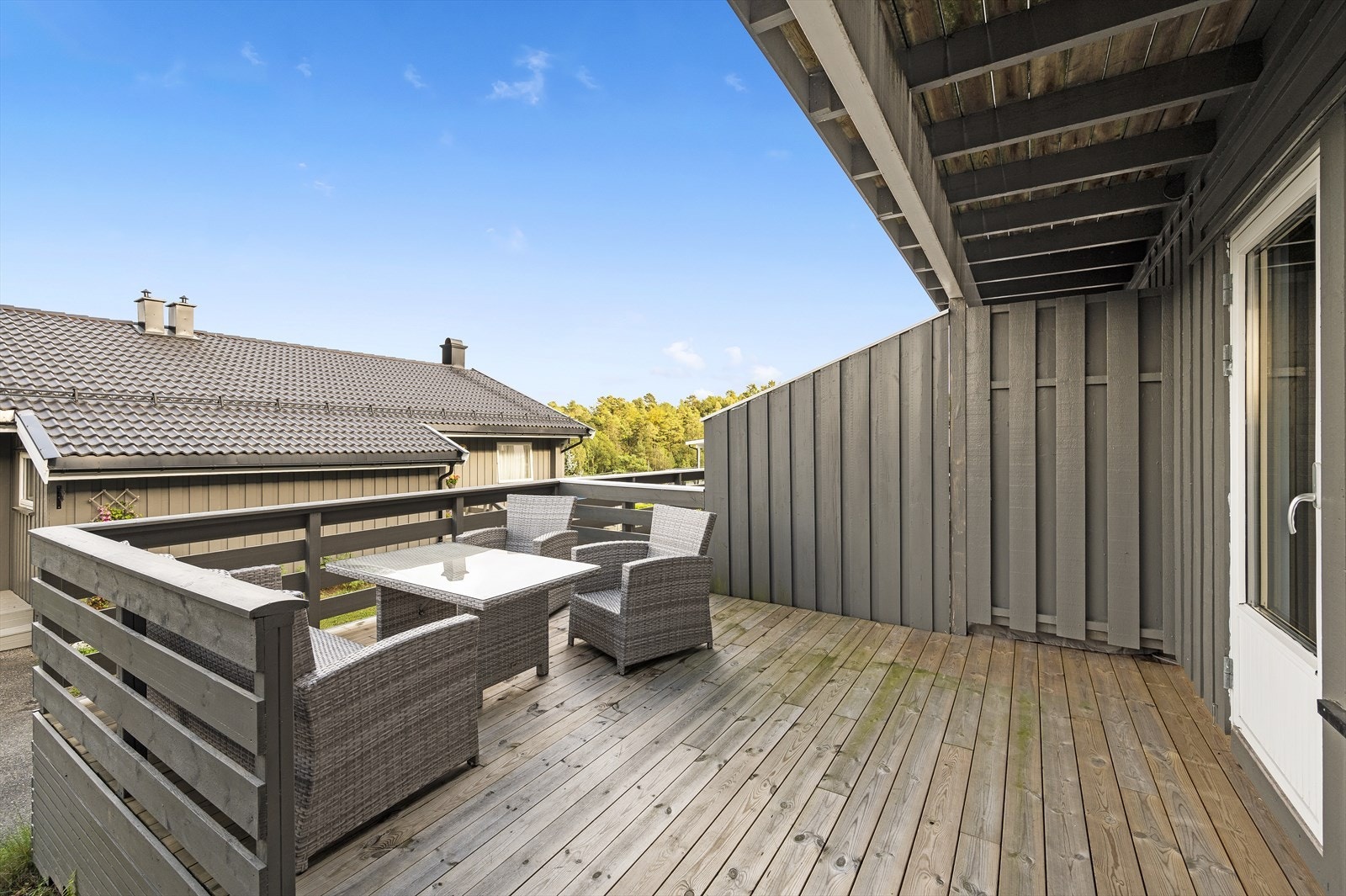 Fin og romslig terrasse, litt opp fra bakkenivå så man sitter godt skjermet. Galleribilde