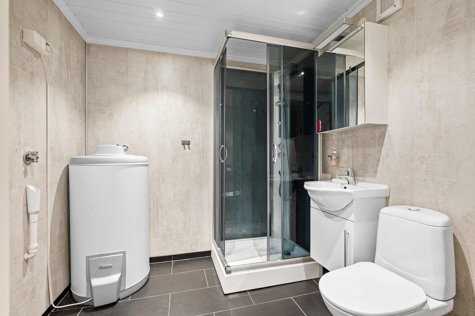 Pent bad som ble oppusset omkring 2014. Flislagt gulv m/varmekabler, våtromspanel på vegg og ny himling med LED spotter. Galleribilde