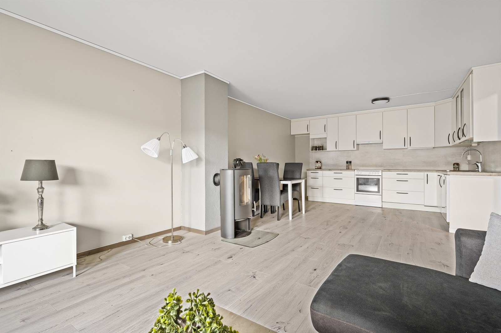 Stue og kjøkken. Sentralt plassert i rommet er pipen med en nesten ny, rentbrennende peisovn. Galleribilde