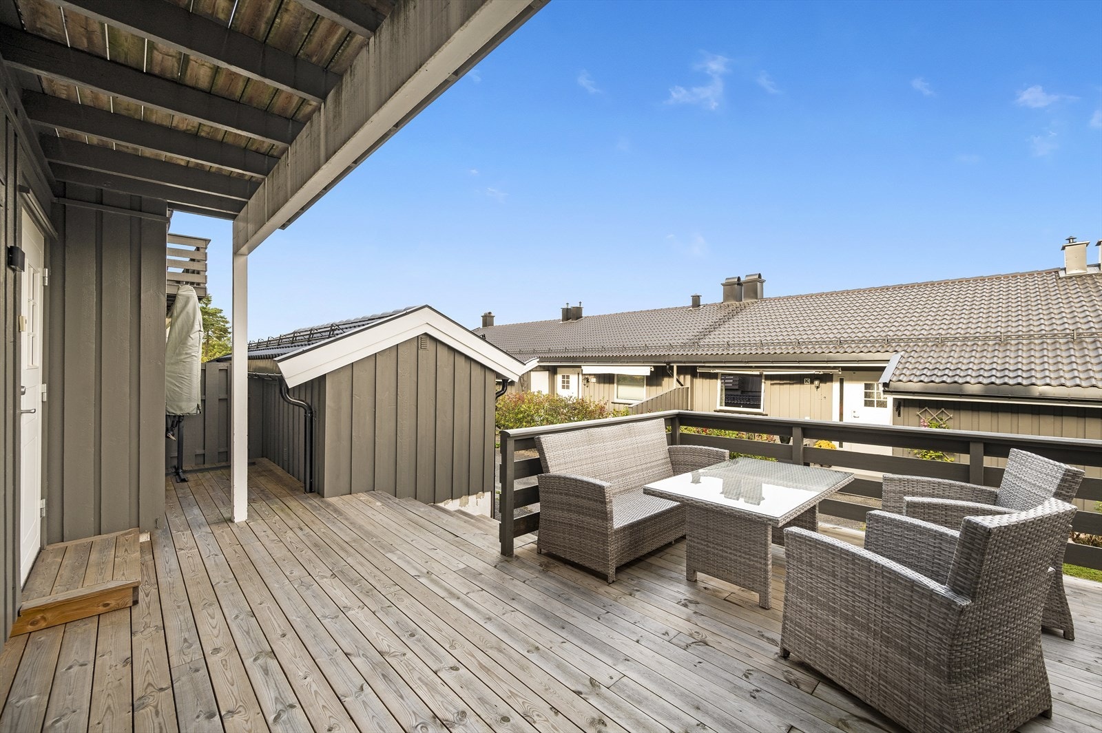 Terrassen er nylig utvidet og har en god liten trappesats ned til adkomstveien Galleribilde