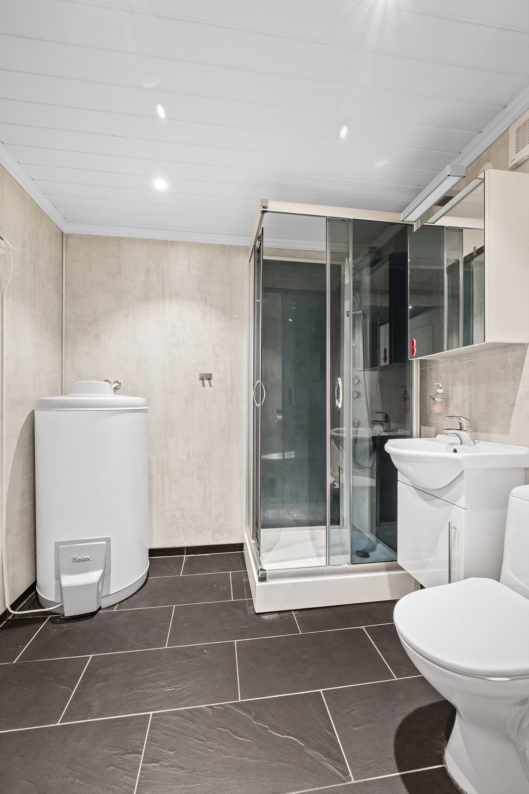 Flott bad oppusset ca. 2014. Flislagt gulv med varmekabler, våtromspanel på vegg og ny himling med LED spotter. Galleribilde