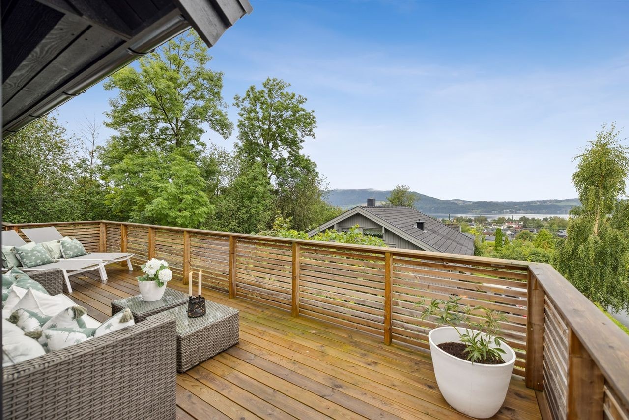 Stor terrasse på ca. 36m² med gode solforhold og flott utsikt. Galleribilde