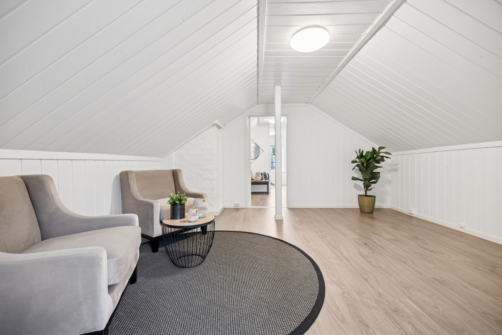 Loftsstuen har gjennomgående laminatgulv og panel i himlingen. Galleribilde