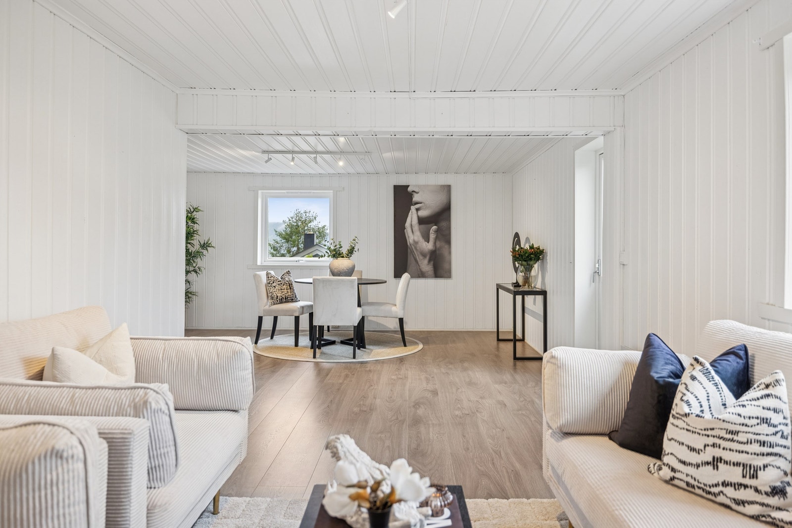 Stuen har en naturlig soneinndeling med plass til både sofagruppe og spisebord. Galleribilde