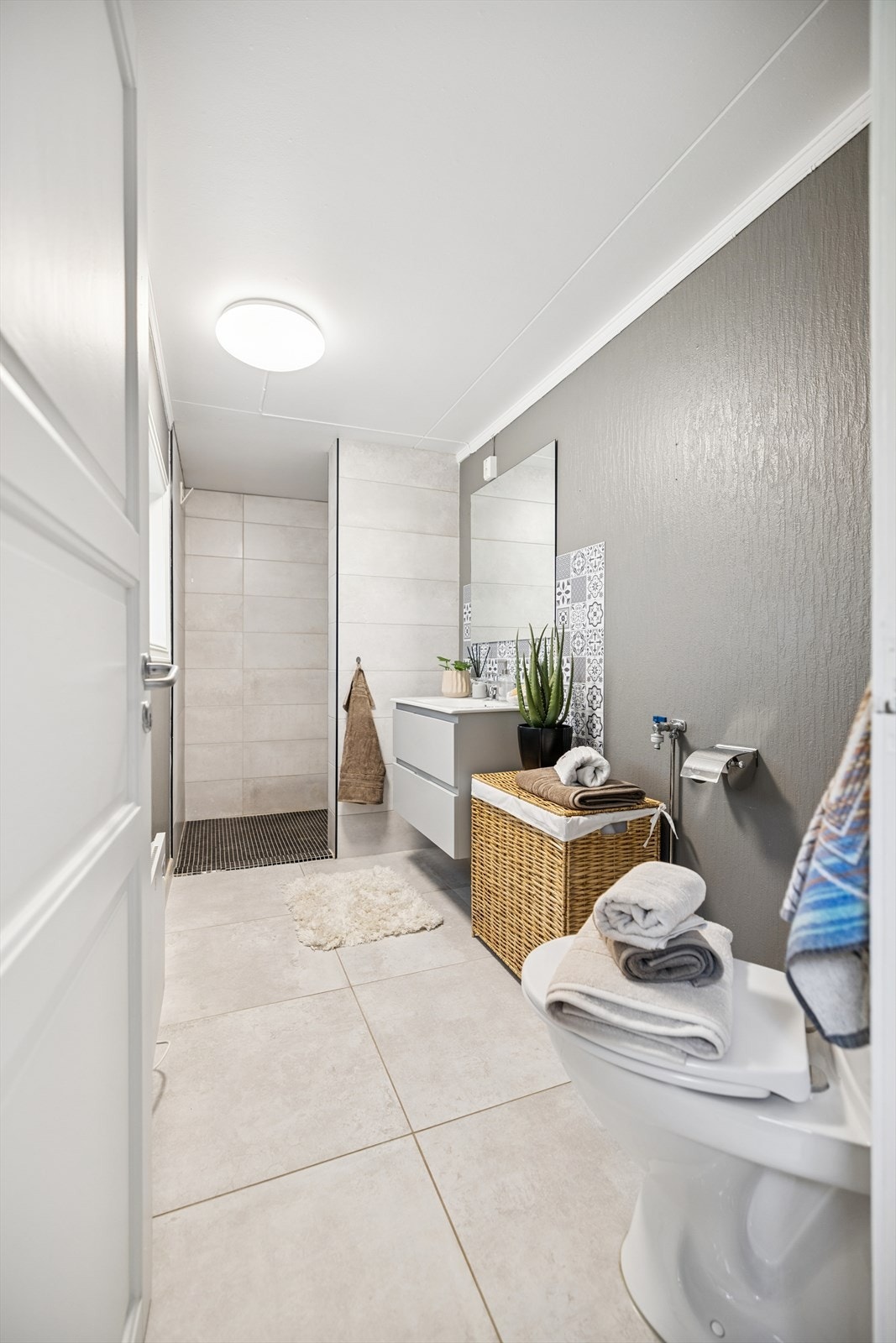 Et funksjonelt og moderne bad med rene linjer og god belysning. Galleribilde