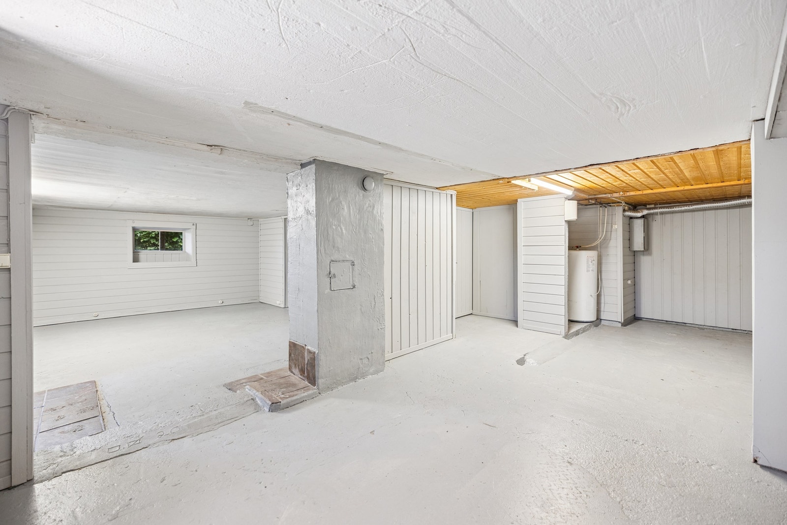 Romslig kjeller med malte gulv som gir rikelig med lagringsplass og muligheter. Galleribilde