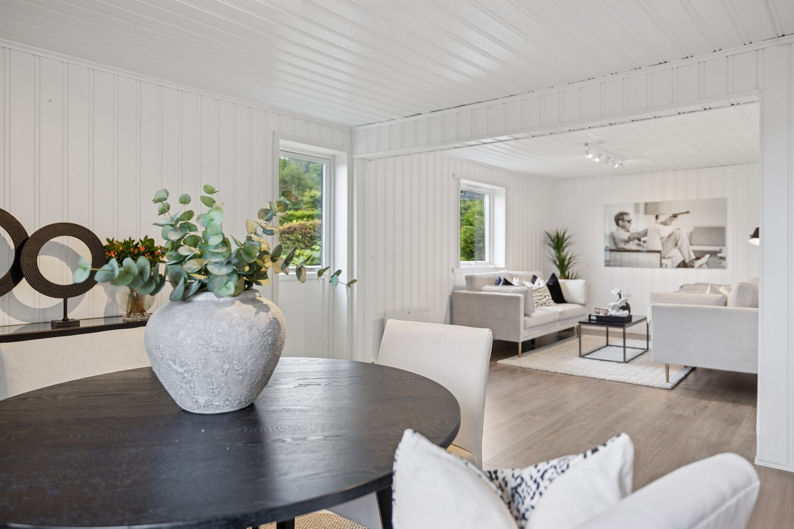 En åpen og luftig stue med fleksible møbleringsmuligheter. Galleribilde