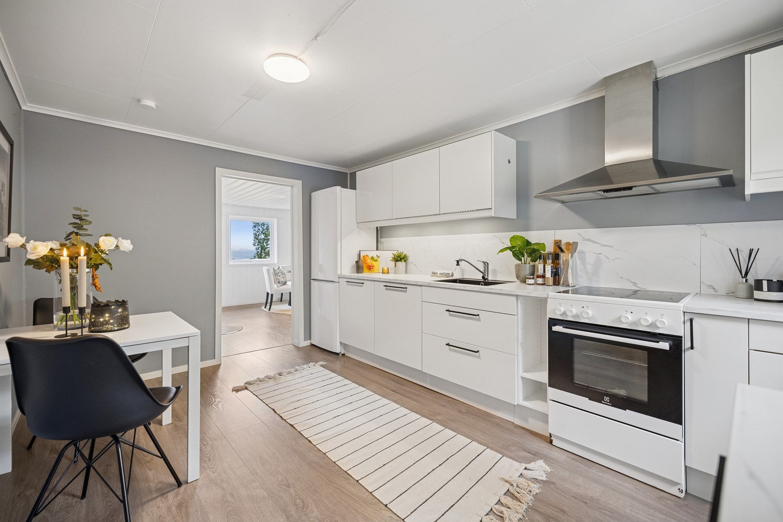 Kjøkkenet har integrert oppvaskmaskin og kjøkkenventilator med avtrekk ut. Galleribilde