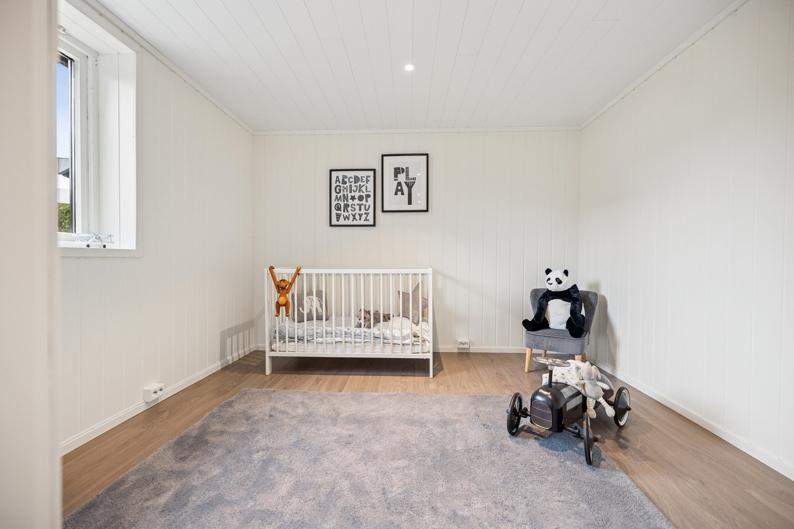 Praktisk soverom som passer utmerket som barnerom, gjesterom eller kontor. Galleribilde