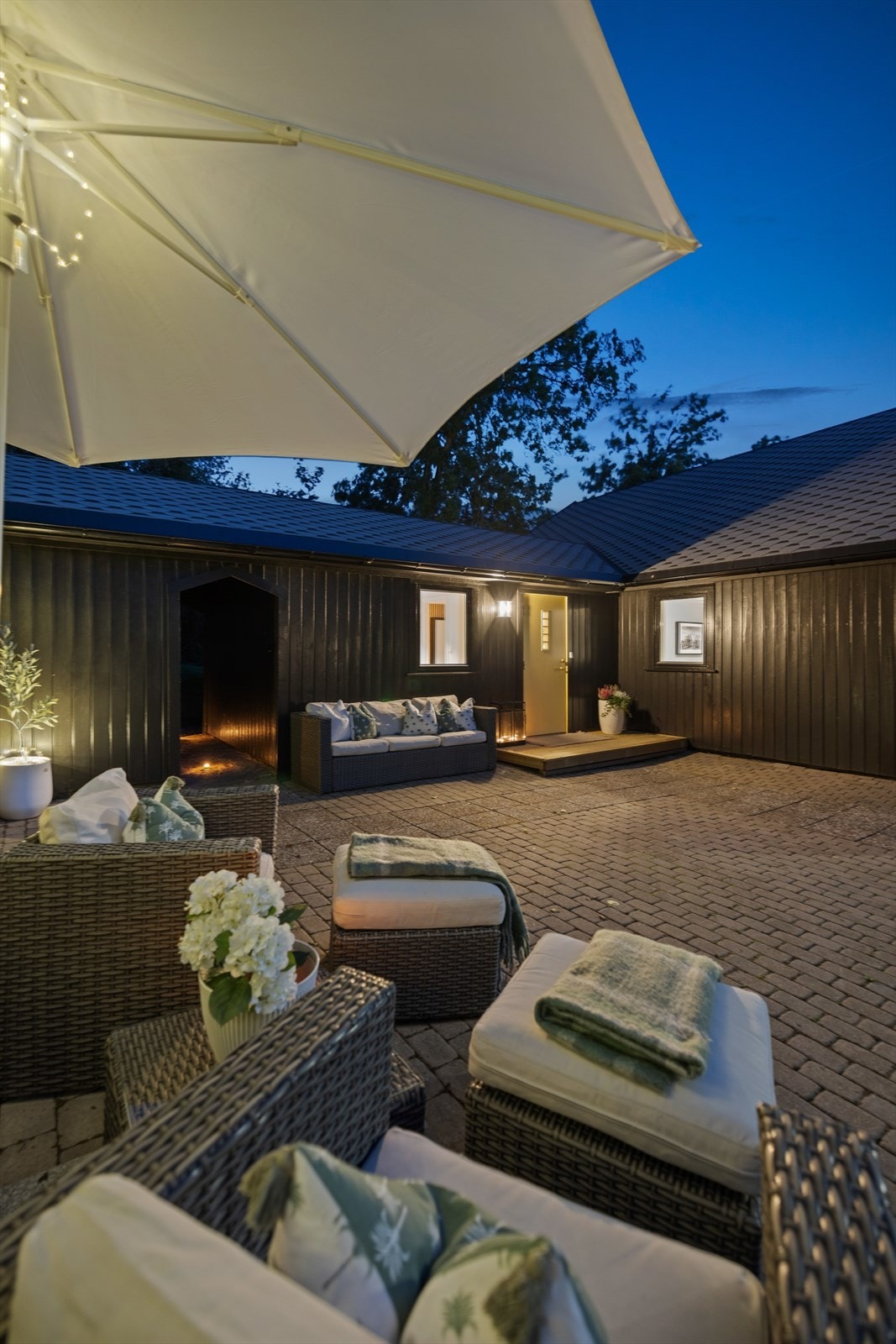 Stemningsfull og innbydende uteplass ved inngangspartiet, perfekt for lune kvelder. Galleribilde