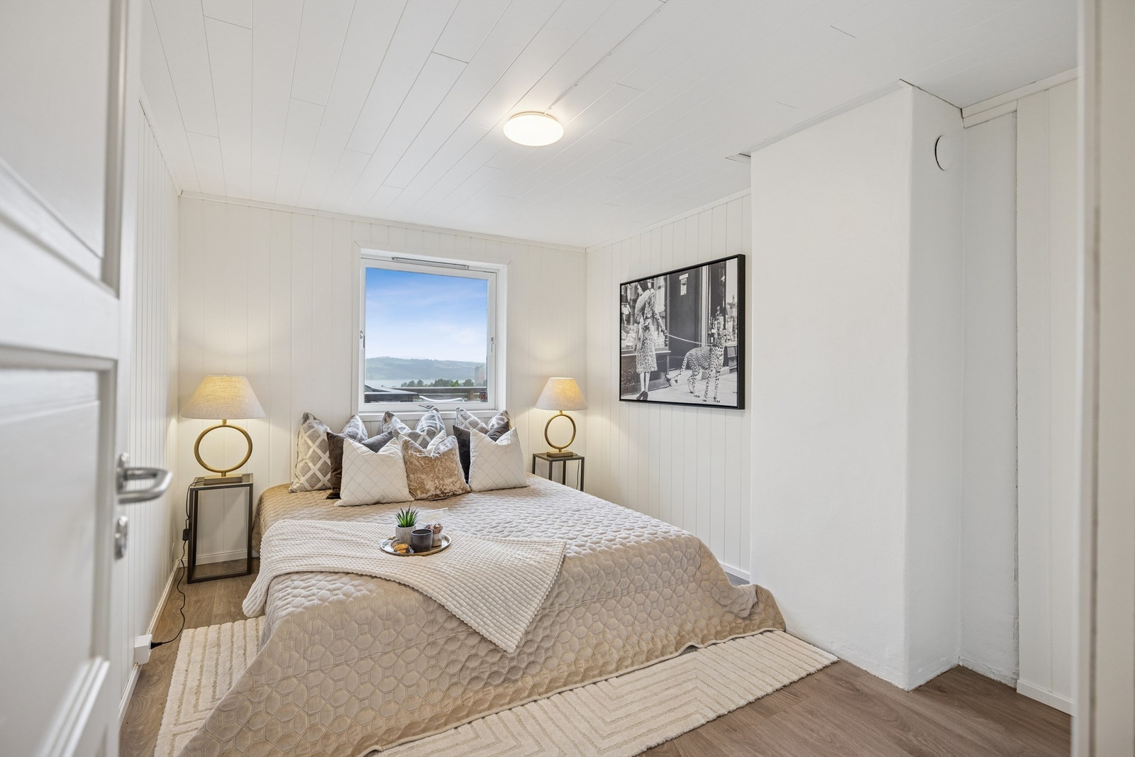 Et av to soverom i første etasje, med nytt elektrisk anlegg fra 2025. Galleribilde