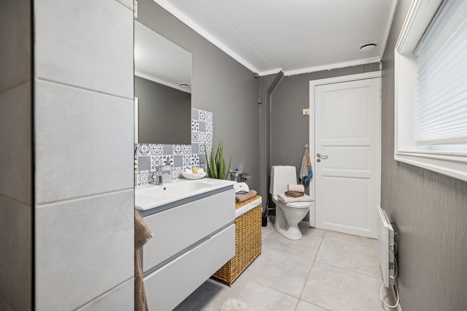 Bad modernisert i 2022 med heldekkende servant, skuffer og speil. Galleribilde