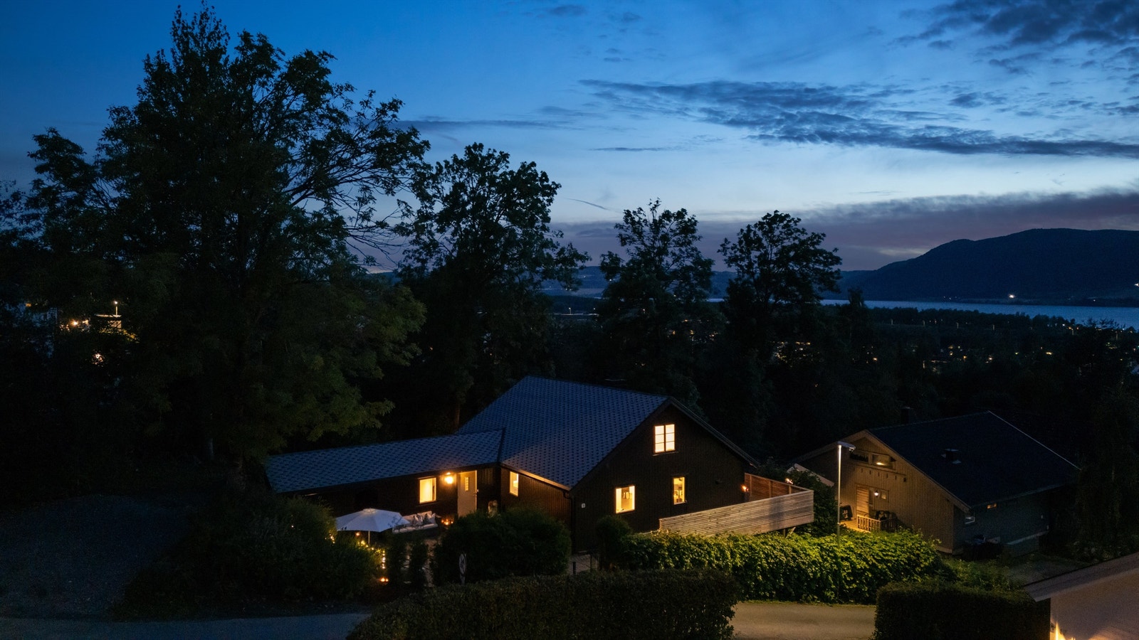 Nyt kveldsroen med flott utsikt over Brumunddal og glitrende lys fra Mjøsa. Galleribilde