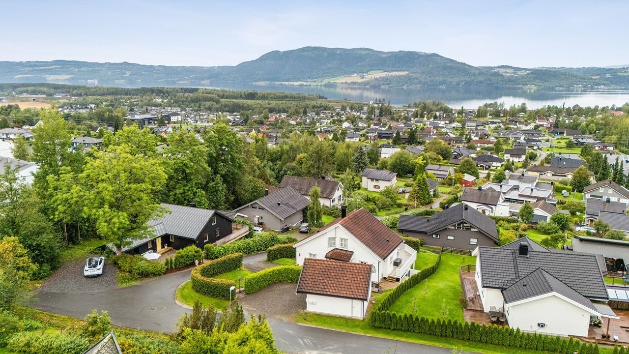 Eiendommen ligger i et rolig og etablert nabolag i Brumunddal. Galleribilde