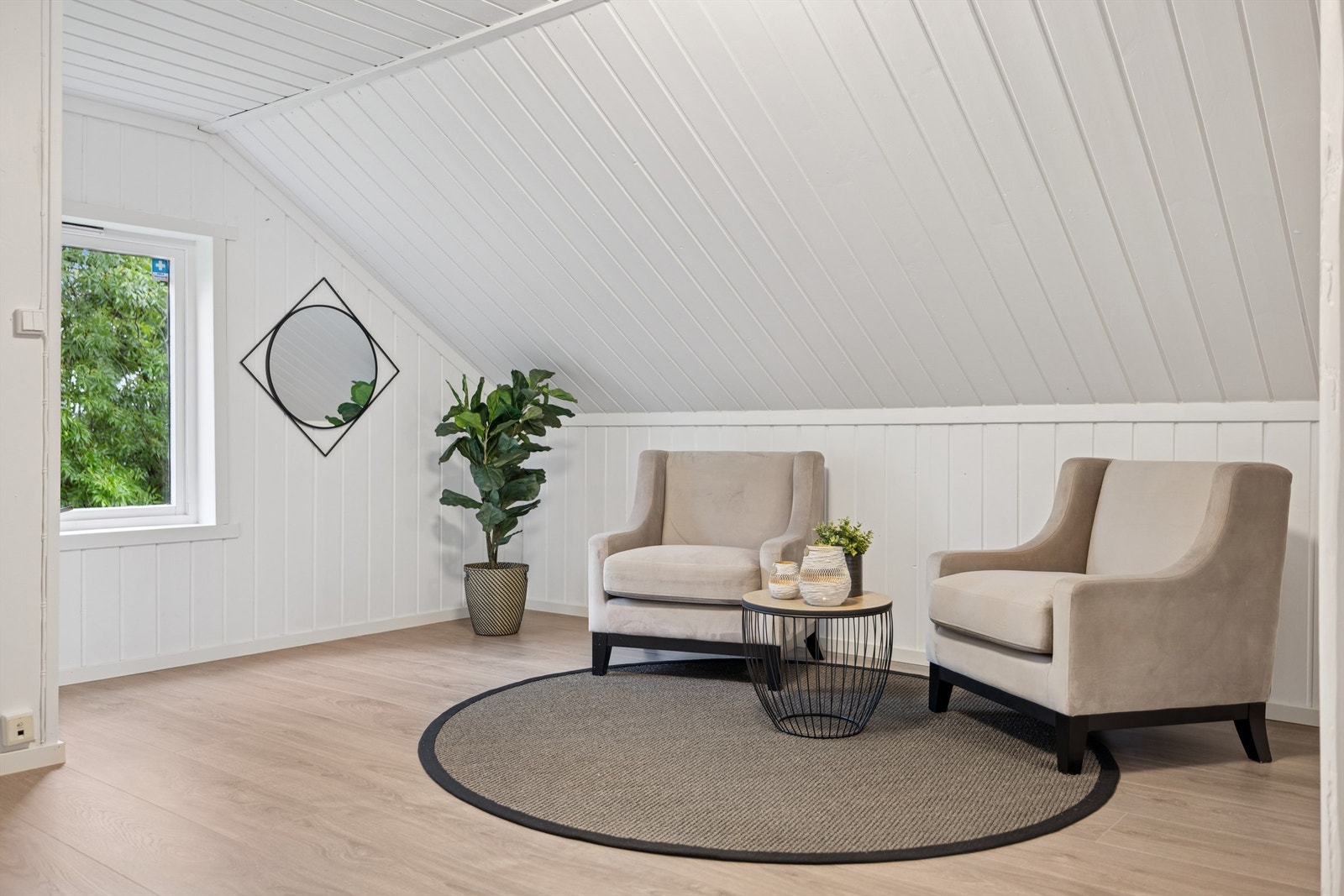 Koselig TV-stue med skråtak, et perfekt sted for å trekke seg tilbake. Galleribilde