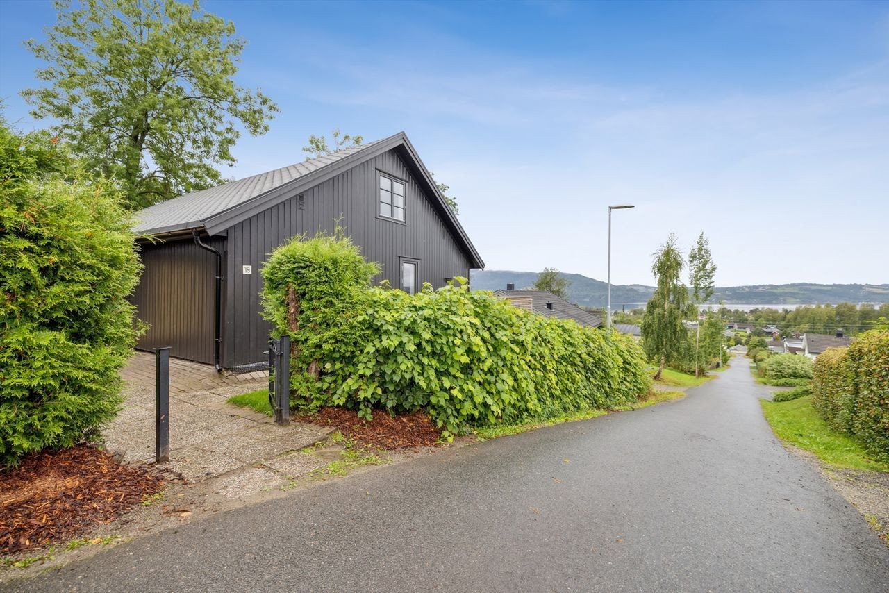 Eiendommen ligger i en rolig gate med lite trafikk. Galleribilde