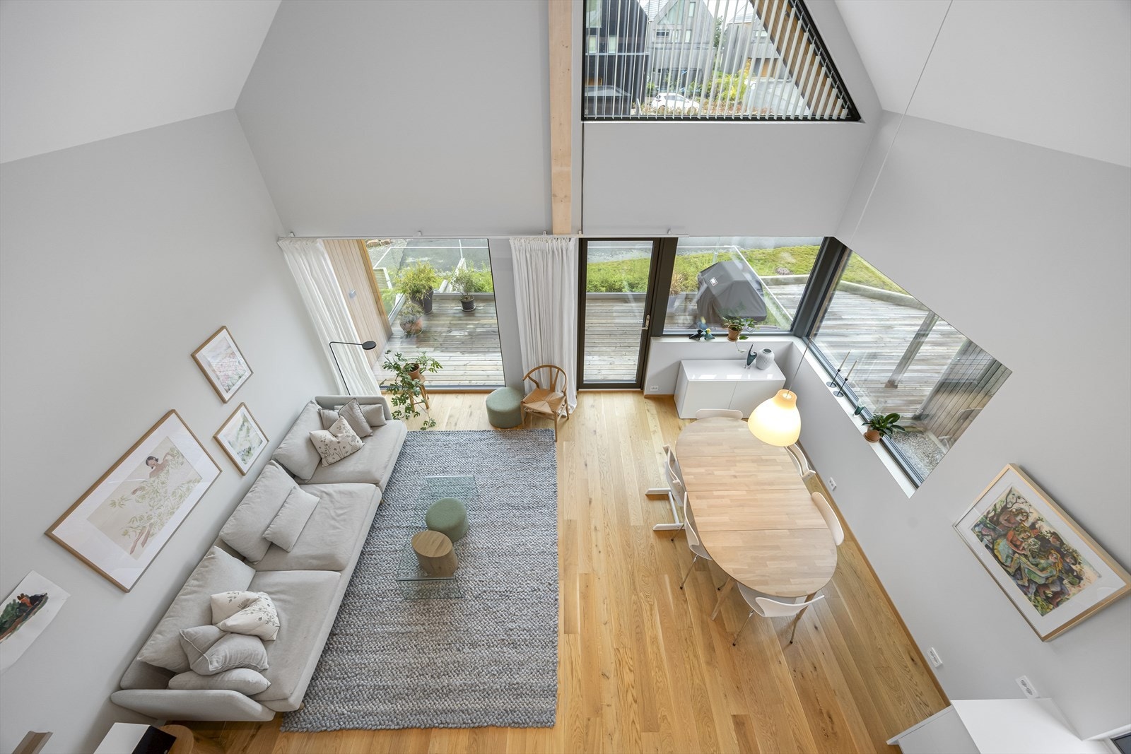 Stue og kjøkkenløsningen er romslig, med åpen løsning, kjøkkenøy og spisestue samt takoppløft med hems, store vindusflater og direkte utgang til vestvendt terrasse med fritt utsyn. Galleribilde