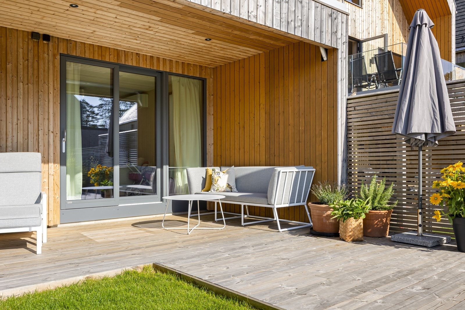 Stor terrasse, dels overbygget og tilrettelagt for utekjøkken. Galleribilde