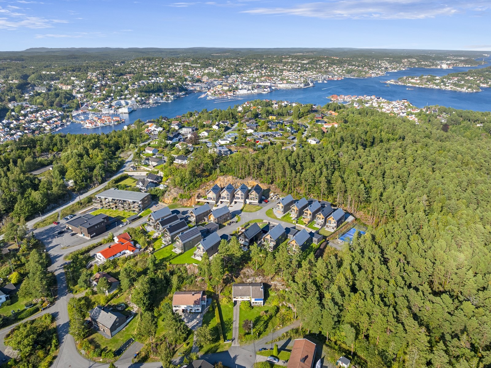 På Vestheia er har man i nærheten av det meste. Det er særdeles kort gangavstand til skole, buss, butikk og Kolbjørnsvik ligger også kun en kort spasertur unna. Galleribilde