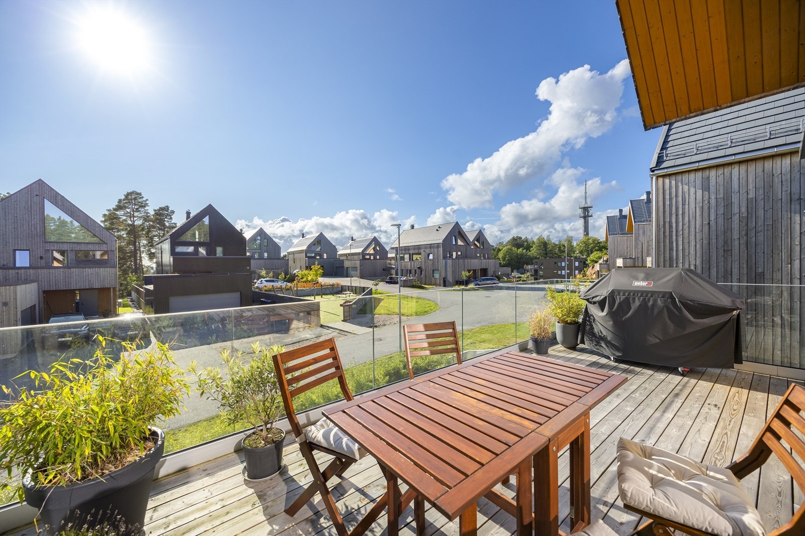 Tomten er sydvestvendt og har både markterrasse og stor balkong direkte mot vest hvor man har godt utsyn og sol fra morgen til kveld. Galleribilde