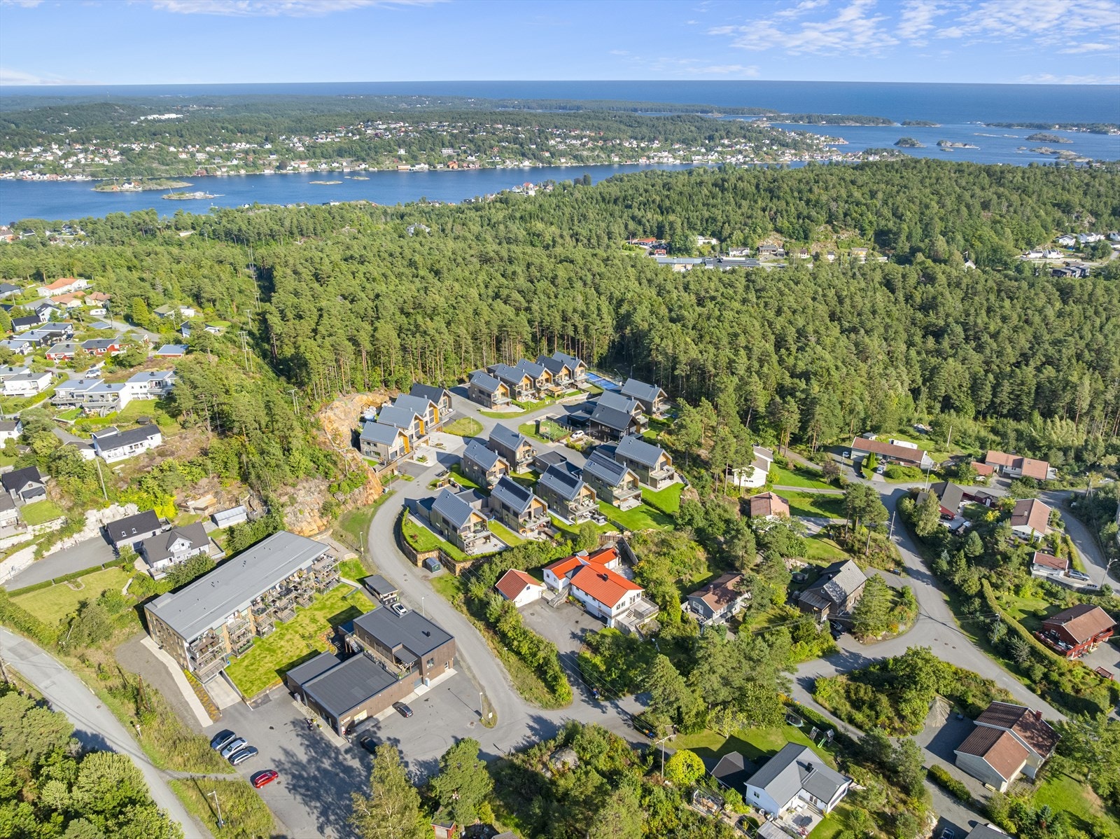 Vestheia Hageby er et nyere boligfelt i rolig blindvei, veltilpasset for aktive familier med innholdsrike boliger med skoler, tur-, fri og rekreasjonsområder i umiddelbart nærhet. Galleribilde